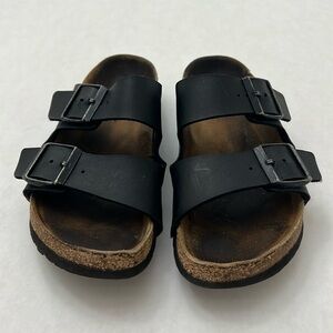 See pictures for size. My best guess is a size 7.